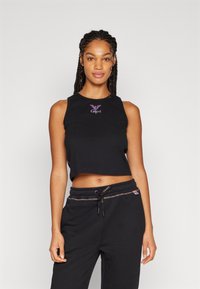 Top corto nero in tessuto morbido, con logo viola ricamato sul davanti. Abbinato a pantaloni neri e dettagli colorati con cordino.