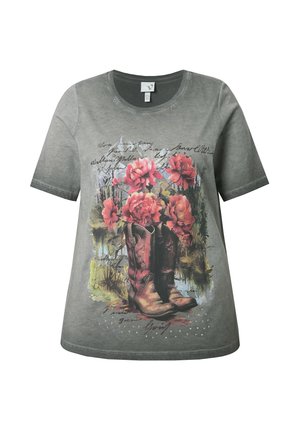 Grå bomulds T-shirt med et grafik af brune cowboystøvler omgivet af pink blomster og håndskrevet tekst, med små udsmykninger.