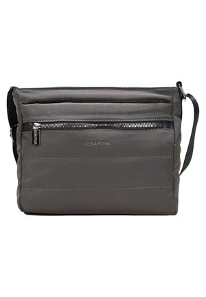 Borsa a spalla in tessuto grigio con una tasca con zip e cuciture orizzontali. Presenta una tracolla nera e hardware in metallo. Nome del marchio visibile.