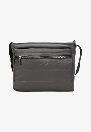 Graue Stoff-Schultertasche mit einem Reißverschlussfach und horizontaler Naht. Verfügt über einen schwarzen Trageriemen und metallische Beschläge. Markennamen angezeigt.