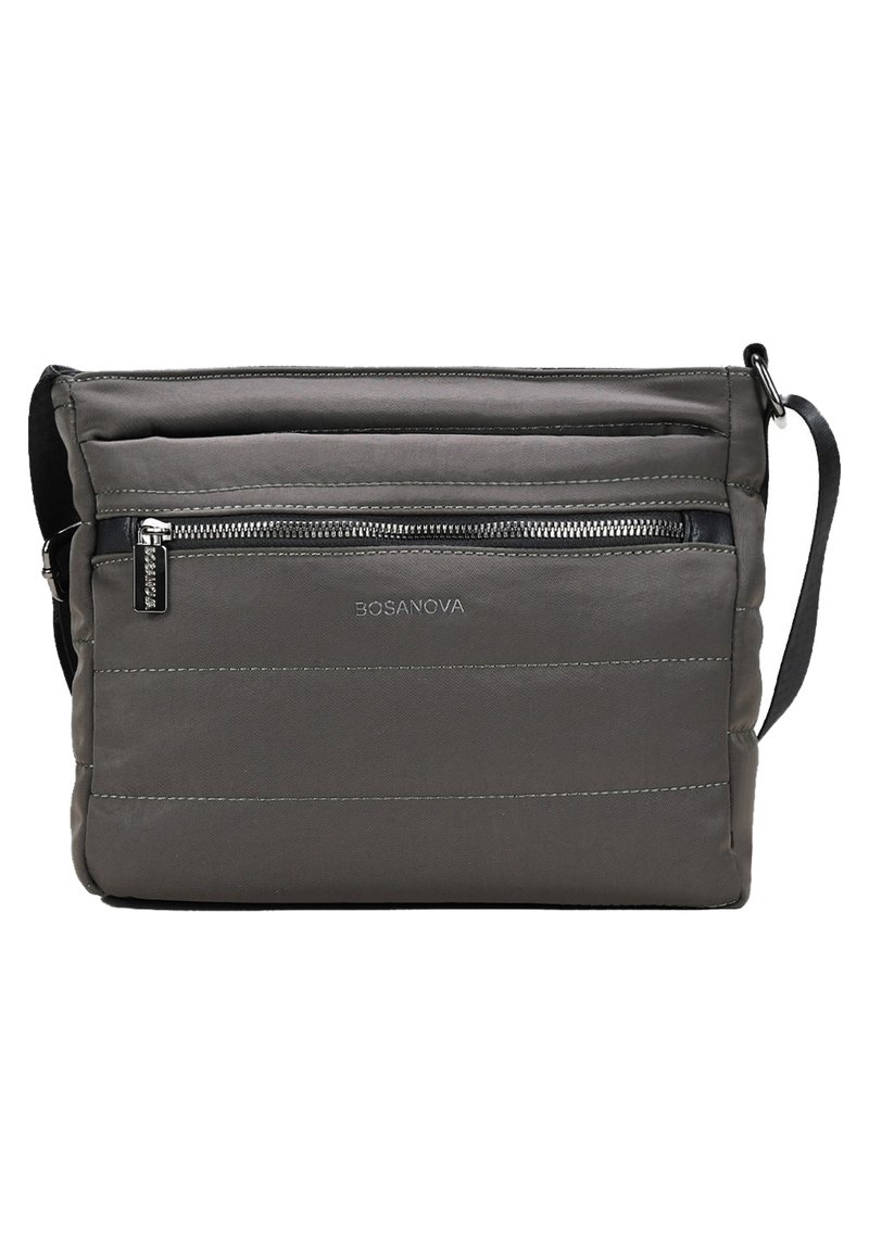 Bolso de hombro de tela gris con un bolsillo con cremallera y costuras horizontales. Presenta una correa negra y herrajes de metal. Nombre de la marca visible.