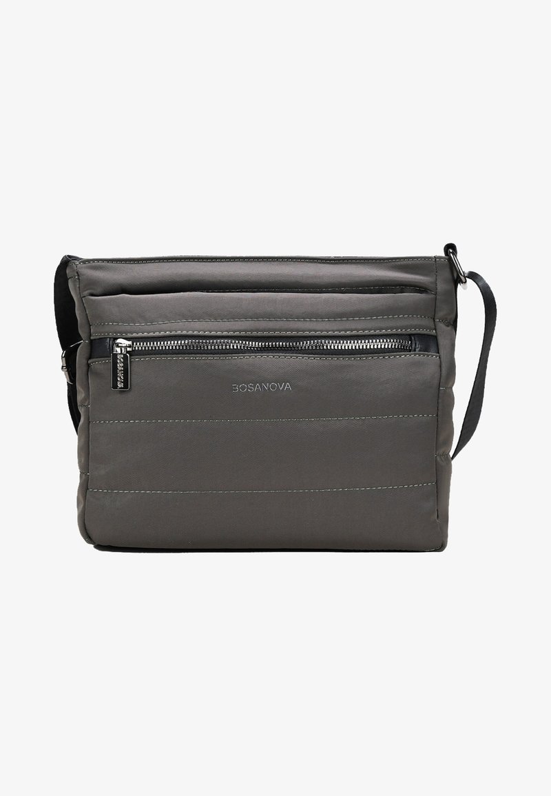 Borsa a spalla in tessuto grigio con una tasca con zip e cuciture orizzontali. Presenta una tracolla nera e hardware in metallo. Nome del marchio visibile.
