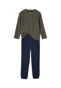 Langärmliges olivgrünes und schwarzes gestreiftes Hemd, kombiniert mit gerippten marineblauen Hosen, vor einem weißen Hintergrund präsentiert.