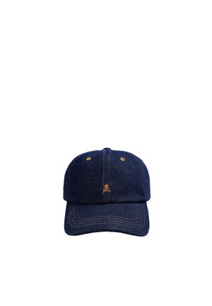 Gorra de béisbol de mezclilla azul oscuro con costuras amarillas y un pequeño emblema amarillo de calavera y huesos cruzados en el panel frontal central.