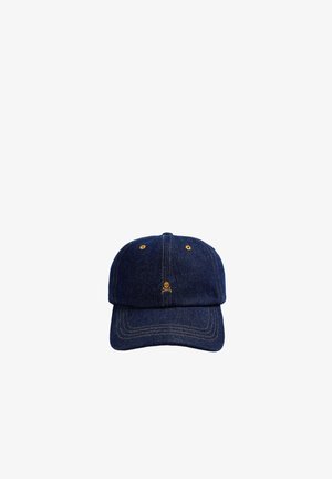 Gorra de béisbol de mezclilla azul oscuro con costuras amarillas y un pequeño emblema amarillo de calavera y huesos cruzados en el panel frontal central.