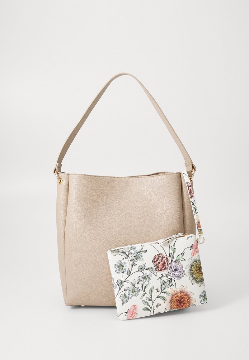 Sac à main beige texturé avec une bandoulière unique et une pochette blanche zippée avec un imprimé floral multicolore attachée par une lanière de poignet.