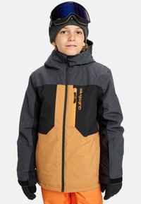 Isolierte Skijacke in Schwarz, Orange und Grau. Verfügt über eine mit Reißverschluss verschließbare Vordertasche, verstellbare Bündchen und eine Kapuze. Glattes, wasserabweisendes Material.