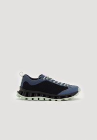 Sportliche Sneaker mit einem Obermaterial aus blauem und schwarzem Strick und einem strukturierten Design. Eine schwarze Schaumsohle mit einer hellgrünen Außensohle und Schnürverschluss.