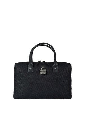 Borsa nera con texture, manici arrotondati e dettaglio di un lucchetto argentato su sfondo bianco.