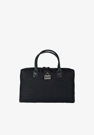 Borsa nera con texture, manici arrotondati e dettaglio di un lucchetto argentato su sfondo bianco.