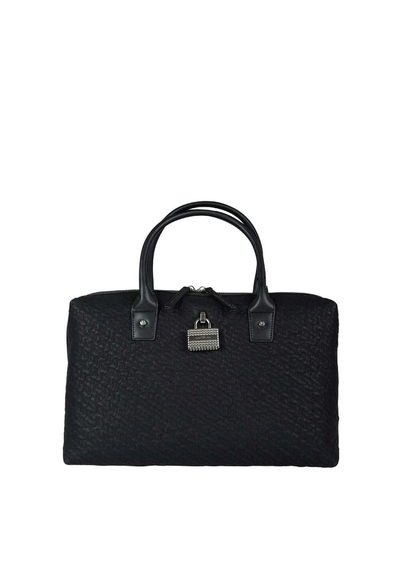 Borsa nera con texture, manici arrotondati e dettaglio di un lucchetto argentato su sfondo bianco.