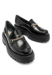 Czarne skórzane mokasyny z grubą gumową podeszwą, z dekoracyjnym złotym łańcuchem na wierzchu i gładką teksturą.