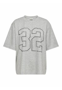 Szary krótki sweatshirt z krótkim rękawem, na przodzie z dużym, czarnym napisem "32" pokrytym dużymi kryształkami. Gładki materiał, luźny krój, okrągły dekolt.