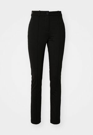 Fekete poliészter nadrág, slim fit szabással, lapos elülső résszel és egyetlen gombos zárással, elülső hajtásokkal és látható zsebek nélkül.