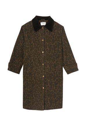 Manteau en imprimé léopard de couleur vert foncé et marron, avec un col en velours côtelé, des boutons pression dorés et des poches latérales. Manches longues avec poignets repliés.