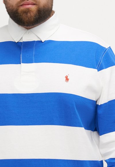 Blå og hvitstripet polo skjorte med klassisk krage, knapplukking, og en rød brodert logo på venstre bryst.