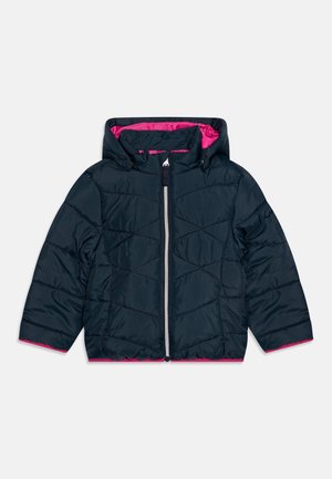 Veste matelassée à capuche bleu marine pour enfants avec fermeture éclair devant et doublure rose vif visible à la capuche et aux poignets.