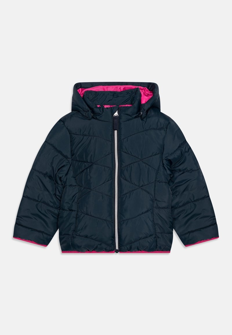 Veste matelassée à capuche bleu marine pour enfants avec fermeture éclair devant et doublure rose vif visible à la capuche et aux poignets.