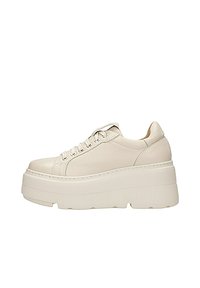 Sneaker platform in beige chiaro realizzati in pelle. Presentano una suola spessa e rigata con una parte superiore liscia, punta tonda e chiusura con lacci.