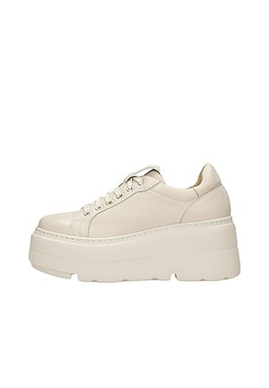 Baskets plateforme beige clair en cuir. Caractéristiques d'une semelle épaisse et striée avec un dessus lisse, un embout rond et un laçage à l'avant.