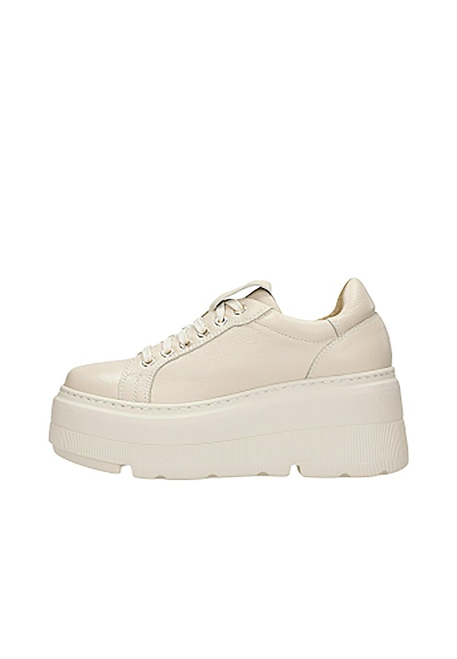 Sneaker platform in beige chiaro realizzati in pelle. Presentano una suola spessa e rigata con una parte superiore liscia, punta tonda e chiusura con lacci.