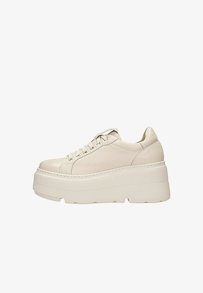 Světle béžové platformové tenisky vyrobené z kůže. Mají silnou, vroubkovanou podešev s hladkým svrškem, kulatou špičku a šněrování vpředu.