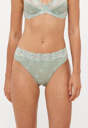 Mintgroene lingerie set met bloemige kantaccenten, vervaardigd uit een licht gestructureerde stof, met delicate borduursels en een gegolfd randontwerp.