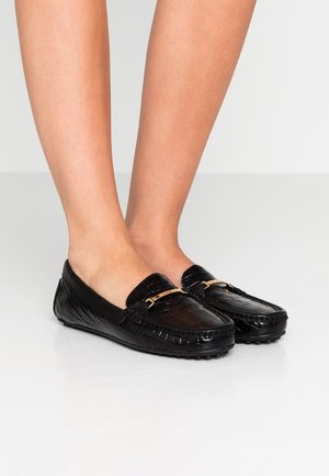 Zwarte leren instappers met een gestructureerd krokodillenpatroon. Voorzien van hardware in goudkleur en een ronde neus. Platte zool voor comfort.