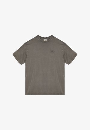 Prosty brązowawo-szary t-shirt z krótkim rękawem, okrągłym dekoltem i małym haftowanym logo "HALO" na lewej piersi.