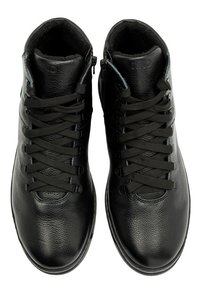 Czarne skórzane botki za kostkę z teksturowaną powierzchnią, posiadające cienkie czarne sznurowadła, zaokrąglony czubek oraz boczny zamek błyskawiczny dla łatwego zakładania.