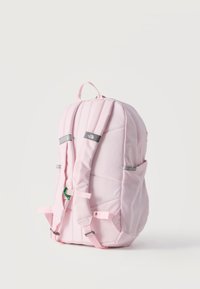 Ροζ ανοιχτού χρώματος επενδεδυμένο σακίδιο πλάτης με ρυθμιζόμενους ιμάντες, πλαϊνές τσέπες από δίχτυ και πάνω λαβή, σε απλό λευκό φόντο.