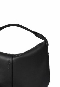 Zwarte leren handtas met een gebogen vorm, voorzien van een enkele schouderriem en subtiele stiksels. Gladde textuur met minimale accenten.