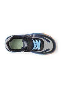 Sportliche Schuhe mit einem Obermaterial in Schwarz und Grau, blauen Akzenten, einem Klettverschluss und einer hellgrünen strukturierten Innensohle. Gummilaufsohle.