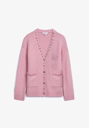 Rosa Strickjacke aus strukturiertem Material mit V-Ausschnitt, dekorativen Knöpfen, zwei Vordertaschen und einem bestickten Logo auf der linken Seite.