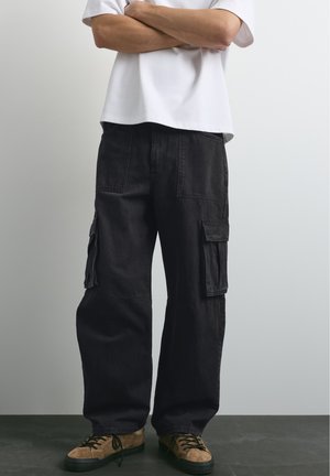 PULL&BEAR, RELAXED FIT CARGO - JEANS - Relaxed fit jeans - black