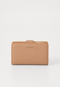 Portafoglio in pelle color tan con texture granulosa, dotato di chiusura a scatto e logo in tono oro. Forma rettangolare compatta con dettagli di cucitura visibili.