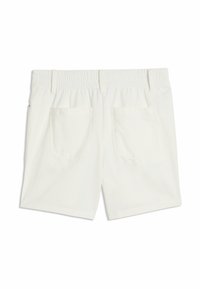 Λευκό casual σορτς με ελαστική μέση, θηλιές για ζώνη και δύο πίσω τσέπες με πάτο, εμφανίζεται από πίσω σε λευκό φόντο.