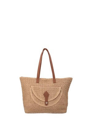 Mediumstor beige fletnet taske med to brune læderhåndtag og en frontlomme sikret med en læderrem og en knap.