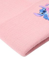 Vaaleanpunainen neulottu pipo, jossa on tekstuurikuvio. Edessä on isoilla korvilla varustetun sarjakuvahahmon graafinen kuva, joka tuo yksityiskohtia.