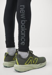 New Balance SLEEK REFLECIVE TIGHT - Leggings - black