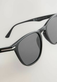 Next Aurinkolasit - black