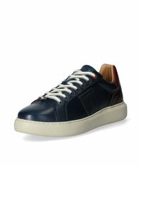 Sneaker in pelle blu con lacci bianchi, punta tonda e colletto imbottito. Presenta un tallone marrone a contrasto e suola in gomma bianca testurizzata.