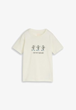 Camiseta blanca de manga corta con tres balones de fútbol de dibujos animados con zapatos azules y el texto "READY FOR A GOOD GAME" centrado en la parte delantera.