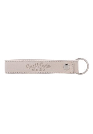 Beige Leder-Schlüsselanhänger mit Metallring und Druckknopf, geprägt mit "Gusti Leder studio" Logo.