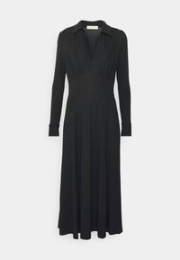 Robe noire à manches longues avec col, présentant un corsage ajusté et une jupe fluide. Fabriquée en tissu lisse avec des détails plissés au niveau de la poitrine.