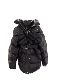 Giacca a vento nera con finitura lucida, ampio colletto, chiusura con zip e vita regolabile con cintura. Presenta bottoni a pressione e texture trapuntata.