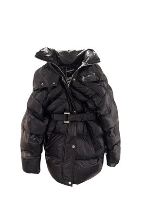 Giacca a vento nera con finitura lucida, ampio colletto, chiusura con zip e vita regolabile con cintura. Presenta bottoni a pressione e texture trapuntata.