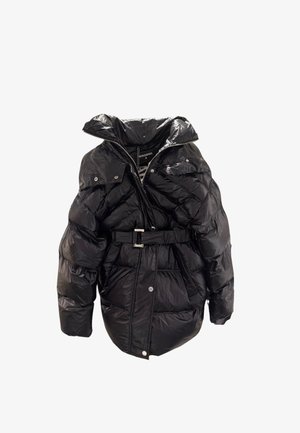 Giacca a vento nera con finitura lucida, ampio colletto, chiusura con zip e vita regolabile con cintura. Presenta bottoni a pressione e texture trapuntata.