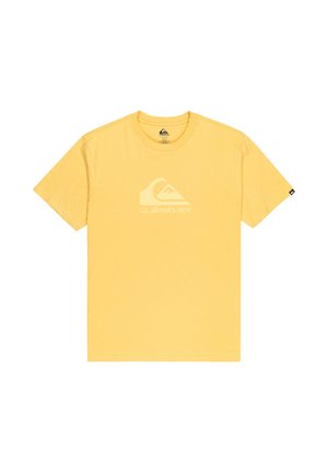 Camiseta de algodón amarilla con mangas cortas, escote redondo y un logo de Quiksilver en blanco impreso en el frente. Diseño sencillo y casual.