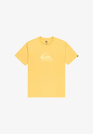 Camiseta de algodón amarilla con mangas cortas, escote redondo y un logo de Quiksilver en blanco impreso en el frente. Diseño sencillo y casual.